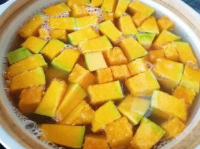 加入水大火烧开，转小火熬25分钟。