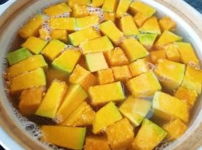 加入水大火烧开，转小火熬25分钟。
