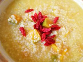 下入洗干净的枸杞继续熬5分钟关火。