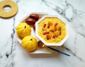 搭配南瓜小馒头和几颗红枣，早餐妥妥的。