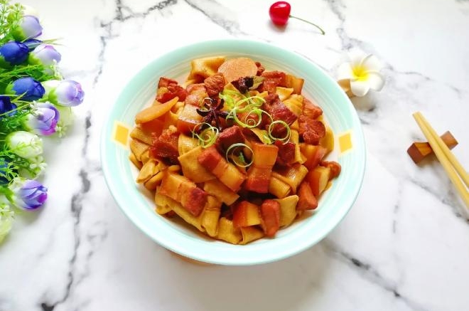豆皮结红烧肉