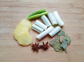 准备好葱、姜、八角和香叶。