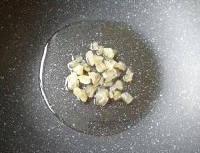 炒锅内倒适量的食用油，下入黄冰糖。