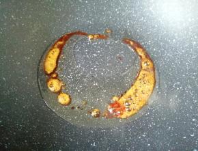 小火翻炒至冰糖融化，变成深棕色冒泡。