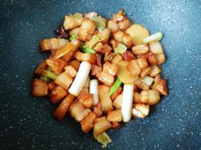 多煸炒一会儿炒出油脂。