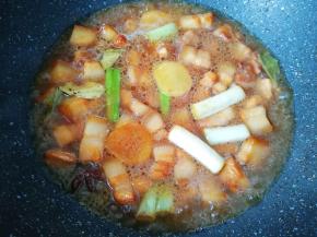 加入一大碗开水烧开。