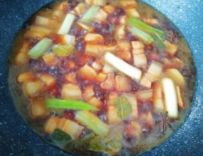 放盐和老抽调味调色，盖上锅盖中小火炖一个小时。