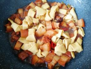 翻炒均匀炖煮10分钟左右，让豆皮结充分入味。