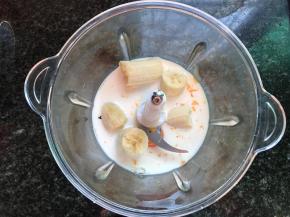 鸡蛋，香蕉，牛奶倒入搅拌机