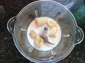 鸡蛋，香蕉，牛奶倒入搅拌机