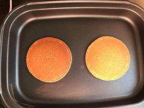 锅不加油，舀一勺从高点的地方倒下，煎至表面有气泡，翻面煎2分钟就好了