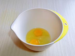 首先将鸡蛋打入深一点的器具中，加入细砂糖。