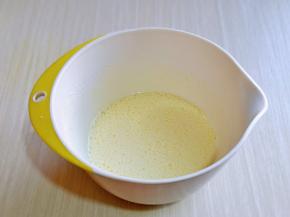 启动电动打蛋器，将鸡蛋液打发，至鸡蛋液颜色变浅，体积变大。