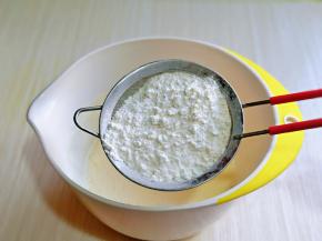 再筛入低筋面粉。