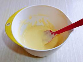 再倒入玉米油，翻拌均匀。