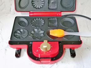 三明治机器蛋糕盘上刷少许食用油，预热2分钟。