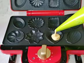 再挤入做好的蛋糕糊。