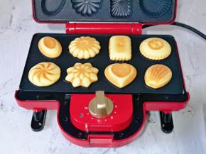 3分钟后打开盖子，各种形状的小蛋糕就做好啦！