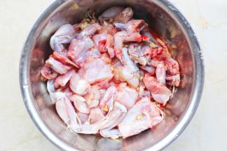 牛蛙加一勺料酒，一勺生抽，一勺生粉，一小勺盐