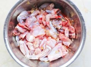 牛蛙加一勺料酒，一勺生抽，一勺生粉，一小勺盐