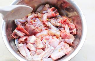 拌匀腌制30分钟。