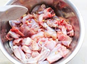 拌匀腌制30分钟。