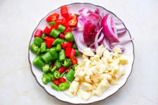 青红椒切圈，大蒜切碎，姜，洋葱切小块。豆芽，香菜洗净备用。