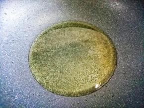 锅烧热，加入两大勺油。