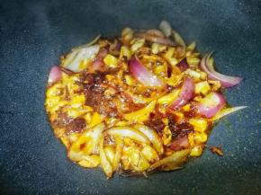 加入大蒜洋葱爆香，加一勺豆瓣酱炒匀。