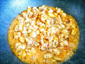 加入牛蛙炒至变色。