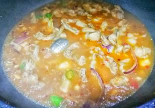 加一大碗水，将装好花椒的过滤器放入水中，大火煮开转中火煮20分钟。