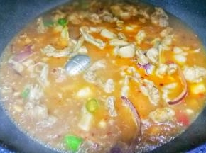 加一大碗水，将装好花椒的过滤器放入水中，大火煮开转中火煮20分钟。