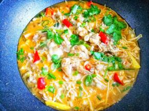 加2勺生抽，2勺蚝油，1勺盐，加入豆芽，香菜，大火收汁，翻炒均匀出锅。