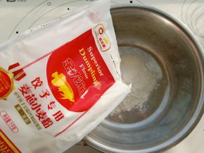 先和面，将金龙鱼饺子粉倒入和面盆中。