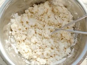 加入适量清水用筷子和成棉絮状，然后用手揉成软硬适中的面团。