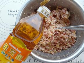 和饺子馅：猪肉馅加入适量的葱姜末、生抽、料酒、盐搅拌均匀。酸菜丝清洗干净用菜刀垛碎，然后撰干水分放到肉馅里，加入适量的金龙鱼花生油和香油搅拌均匀即可。