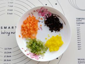 装饰的部分也准备好，黄色的酸萝卜可以用炒鸡蛋来代替。