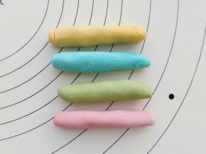 将四种颜色的面团分别搓成长条。