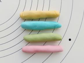 将四种颜色的面团分别搓成长条。