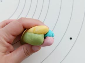 如图所示，表面刷少许清水可以轻松粘在一起。