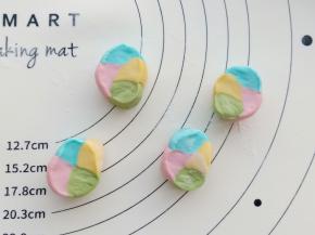 将粘在一起的条装面团切成一个个小记子，再擀成饺子皮。