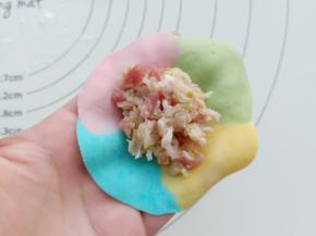 取一个饺子皮放入适量的馅。