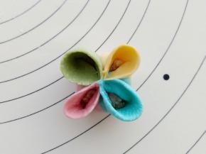 捏成像花瓣一样，每种颜色做为一个花瓣。