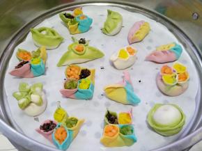 都包好了放进蒸屉中备用。