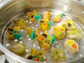 锅里烧热水，水开放入蒸屉，上气蒸12分钟左右出锅。