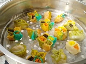 锅里烧热水，水开放入蒸屉，上气蒸12分钟左右出锅。