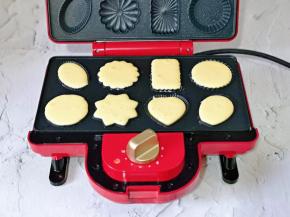 依次将每个模型挤满蛋糕糊，如图。