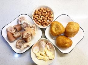 准备图示材料，猪尾巴焯水备用