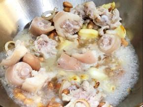 加入开水 ，准备焖煮