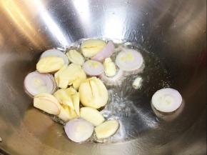 油锅中放入蒜片、红葱头爆香